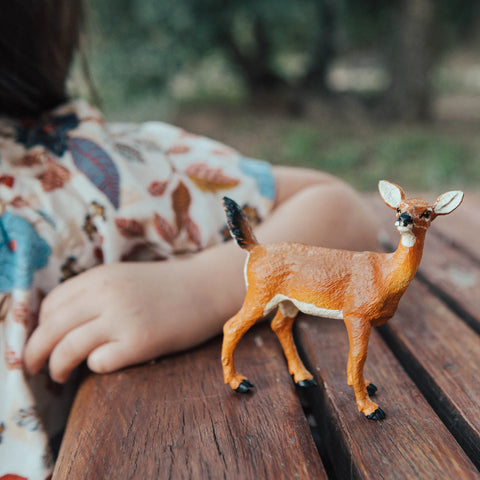 Figurina Safari. Caprioara cu coada alba