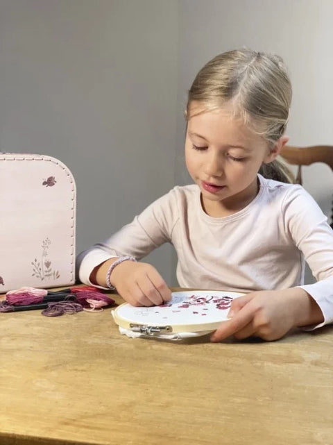 Joc creativ Invata sa brodezi. Egmont Toys