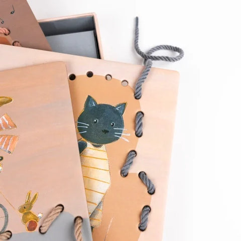 Planse de cusut cu siret. Egmont Toys