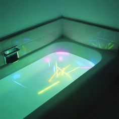 o baie cu lumini