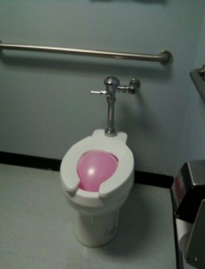 balon de heliu in toaleta