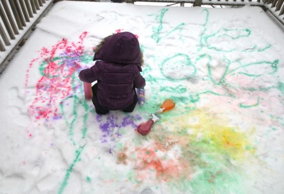 idei de jocuri de iarna picturi pe zapada colorant alimentar